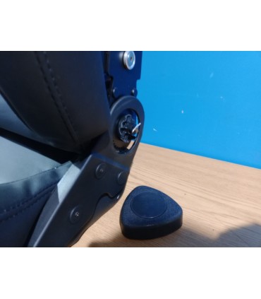 JI ASIENTO SEMIBAQUET UNIVERSAL CUERO NEGRO LOOK SPORTSTER CS R022123C1